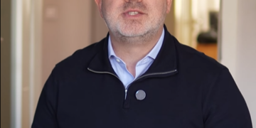 Azemi: Mosrritja e çmimit të energjisë është fitore e qytetarëve, por skandali duhet zbardhur