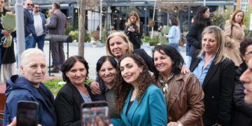 Osmani në Gjilan, pranë saj edhe ish-deputetja e LDK-së