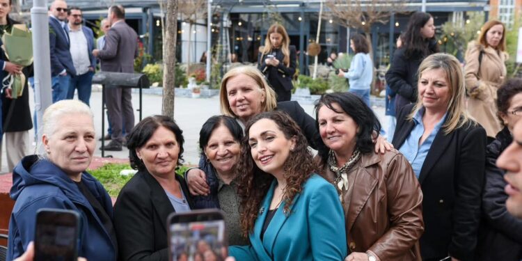 Osmani në Gjilan, pranë saj edhe ish-deputetja e LDK-së