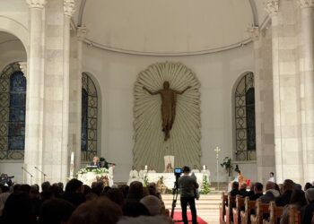 Mesha solemne e Pashkëve po mbahet në Katedralen ‘Nënë Tereza’ në Prishtinë