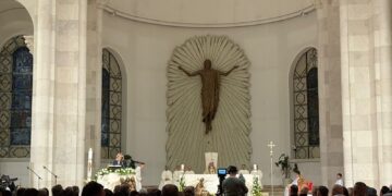 Mesha solemne e Pashkëve po mbahet në Katedralen ‘Nënë Tereza’ në Prishtinë