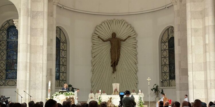 Mesha solemne e Pashkëve po mbahet në Katedralen ‘Nënë Tereza’ në Prishtinë