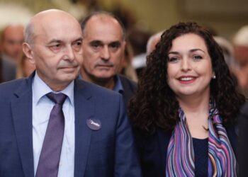 Mustafa “shpërthen”: “Po e rrezikon Kosovën dhe po zgërdhihen”, akuza ndaj Osmanit për dëmtim të LDK-së