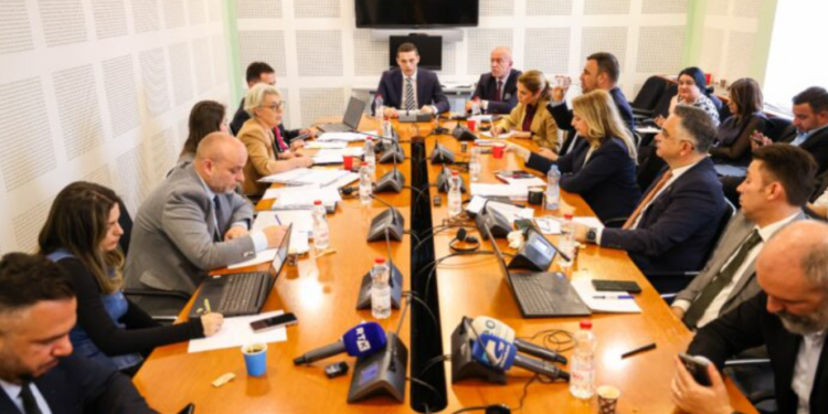 Komisioni për Legjislacion miraton Projektligjin për Byronë e Verifikimit të Pasurisë, shoqërohet me përplasje politike