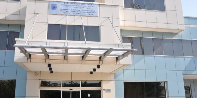 MPB sqaron rregullat për xhamat e errët në automjete