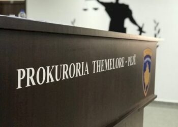 Prokuroria në Pejë jep detaje për rastin ku një burrë sulmoi një 11-vjeçar në mes të oborrit të shkollës