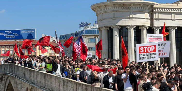 “Shqipja nuk negociohet” – mijëra studentë protestojnë në Shkup për të drejtën e provimit në gjuhën shqipe