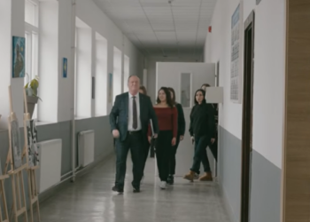 Pensionohet Mahmut Ferati, i jep lamtumirën profesionit me këngë emocionuese