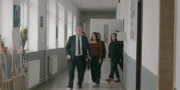 Pensionohet Mahmut Ferati, i jep lamtumirën profesionit me këngë emocionuese