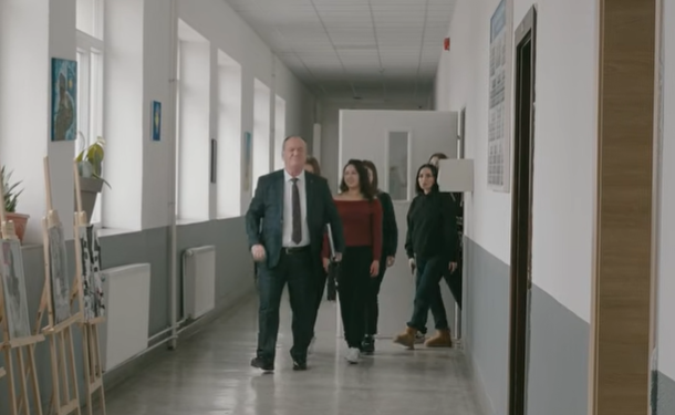 Pensionohet Mahmut Ferati, i jep lamtumirën profesionit me këngë emocionuese