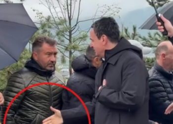 Qytetari refuzon t’ia zgjasë dorën Albin Kurtit gjatë homazheve në Gllobar të Drenasit.
