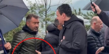 Qytetari refuzon t’ia zgjasë dorën Albin Kurtit gjatë homazheve në Gllobar të Drenasit.