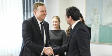 Sorensen viziton Kosovën, takim me Albin Kurti