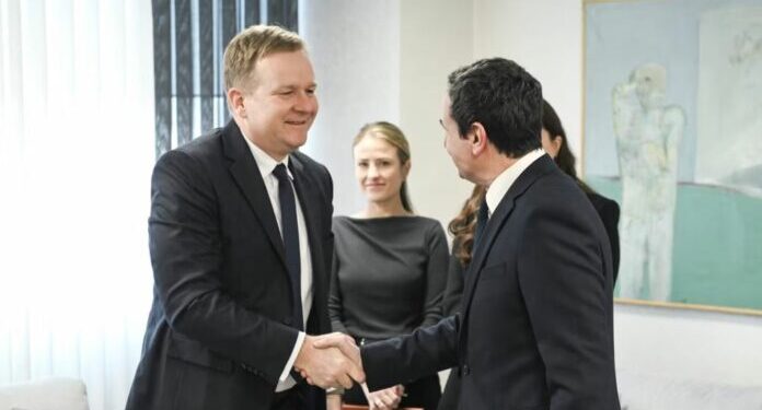 Sorensen viziton Kosovën, takim me Albin Kurti