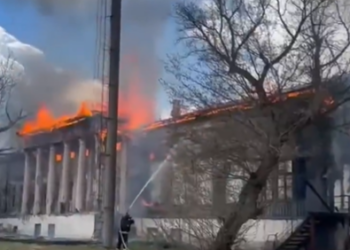 Sulmet ruse shkatërrojnë ndërtesën historike që i mbijetoi dy luftërave botërore në Ukrainë