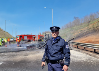 “Digjet kamioni në autostradën ‘Ibrahim Rugova’, shoferi dhe pasagjeri shpëtojnë pa lëndime”