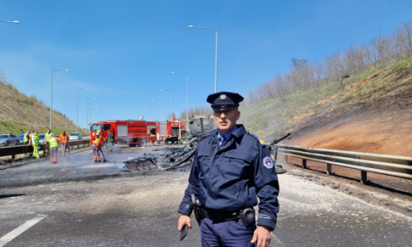 “Digjet kamioni në autostradën ‘Ibrahim Rugova’, shoferi dhe pasagjeri shpëtojnë pa lëndime”