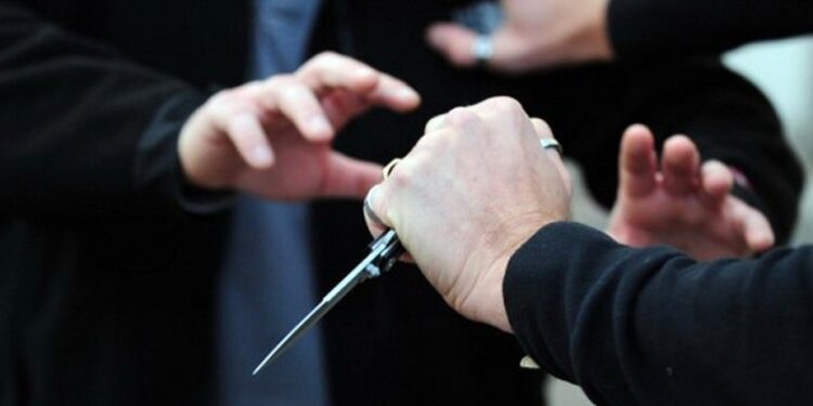 “Tmerr në Prishtinë: Dy persona therën me thikë në një sulm të rëndë!”