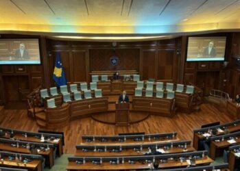 Pak deputetë kthehen në seancë, mungon kabineti qeveritar