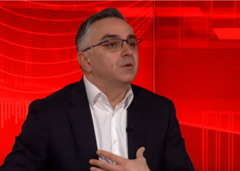 Tahiri: “S’ka logjikë të fillohet me vonesë”, kërkon respektimin e orarit të seancave.