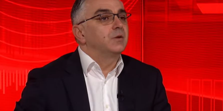 Tahiri: “S’ka logjikë të fillohet me vonesë”, kërkon respektimin e orarit të seancave.