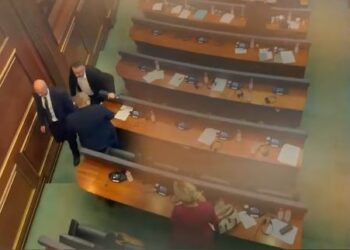 Deputetët serbë lëshojnë sallën pasi Kuvendi përshëndet dënimet për sulmin në Banjskë