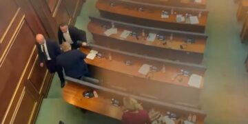 Deputetët serbë lëshojnë sallën pasi Kuvendi përshëndet dënimet për sulmin në Banjskë