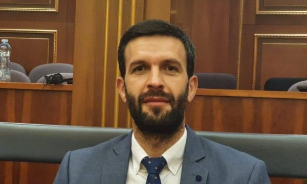 Rrahmani: Kurti s’guxon ta sulmojë Osmanin, po ruan qetësinë për të mos humbur votues.