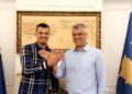 “Sillni në shtëpi”, Endrit Thaçi ndez rrjetin me thirrjen për çlirimtarët.
