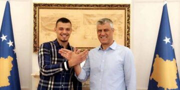 “Sillni në shtëpi”, Endrit Thaçi ndez rrjetin me thirrjen për çlirimtarët.