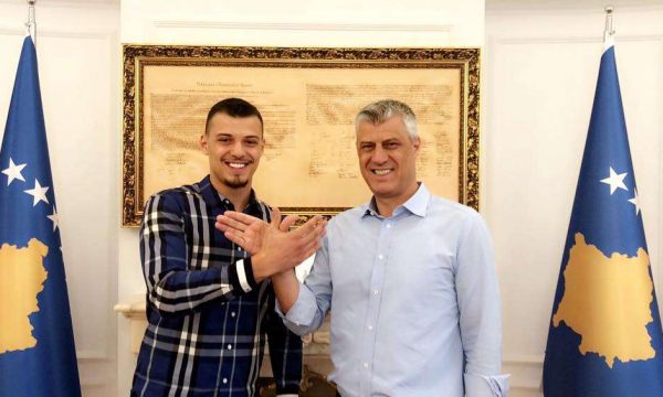 “Sillni në shtëpi”, Endrit Thaçi ndez rrjetin me thirrjen për çlirimtarët.