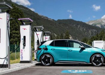 Evropa shtyn drejt makinave elektrike: stimujt financiarë po ndryshojnë tregun