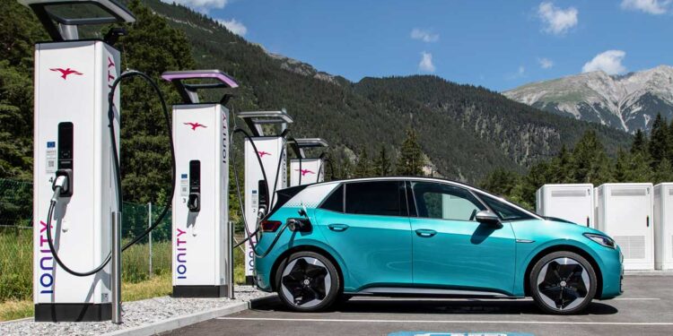 Evropa shtyn drejt makinave elektrike: stimujt financiarë po ndryshojnë tregun