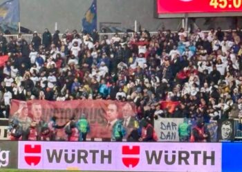 Moment epik në “Fadil Vokrri”: “Dardanët” me superkoreografi rikthejnë Thaçin, Veselin, Krasniqin e Selimin