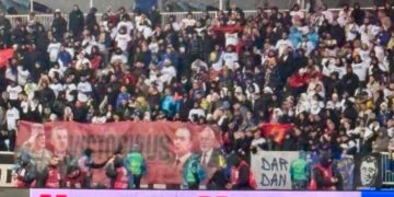 Moment epik në “Fadil Vokrri”: “Dardanët” me superkoreografi rikthejnë Thaçin, Veselin, Krasniqin e Selimin
