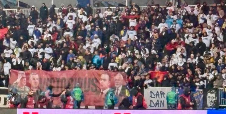 Moment epik në “Fadil Vokrri”: “Dardanët” me superkoreografi rikthejnë Thaçin, Veselin, Krasniqin e Selimin