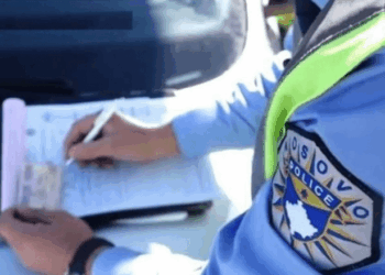 295 gjoba për përdorim të telefonit gjatë vozitjes në rajonin e Ferizajt gjatë marsit