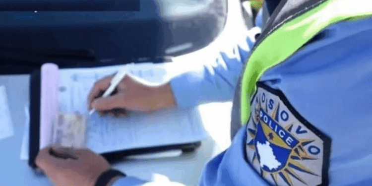 295 gjoba për përdorim të telefonit gjatë vozitjes në rajonin e Ferizajt gjatë marsit