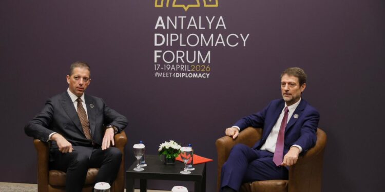 Hoxha takon homologun serb në Antalia: Fokus te dialogu dhe bashkëpunimi ekonomik