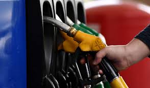 Loja me çmimet tavan të naftës, ekspertët: Pa strategji e jofunksionale, të ulet akciza e TVSH’ja