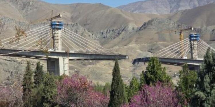 Shkatërrohet ura strategjike në Iran, Donald Trump paralajmëron sulme të reja