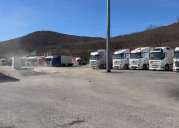 Dogana e Shqipërisë kufizon qarkullimin e kamionëve drejt Malit të Zi, Serbisë dhe Bosnjës
