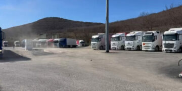 Dogana e Shqipërisë kufizon qarkullimin e kamionëve drejt Malit të Zi, Serbisë dhe Bosnjës
