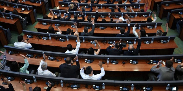 Seancë urgjente në Kuvend nga ora 17:00, në rend dite 10 projektligje