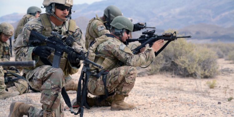 SHBA gati për rifillim të operacioneve luftarake në Iran, paralajmëron zyrtari ushtarak