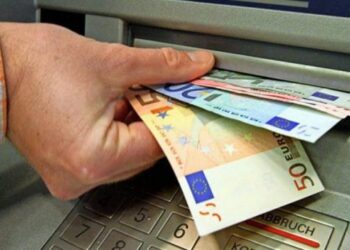 Paga e 13-të pa efekt në ekonomi, AKB: 40% e parave u shpenzuan jashtë Kosovës.