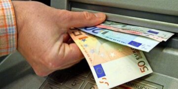 Paga e 13-të pa efekt në ekonomi, AKB: 40% e parave u shpenzuan jashtë Kosovës.