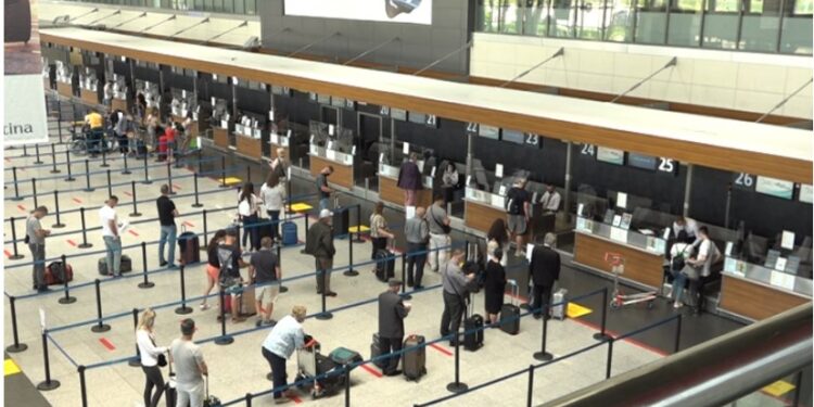 Me pasaportë diplomatike të rreme drejt Gjermanisë – ndalohet një grua në Prishtinë