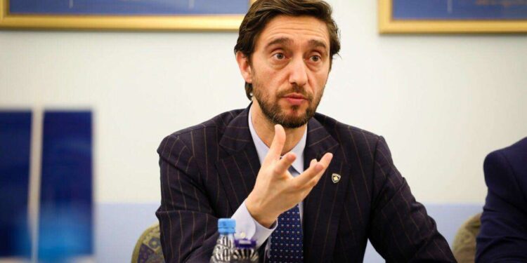 Uran Ismaili për 16 eurot e Albin Kurtit: “Manipulim i varfërisë”