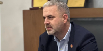 Azemi shpërthen – ‘Seanca për Presidentin është farsë!’”